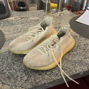 Used Cream White Yeezys size 7